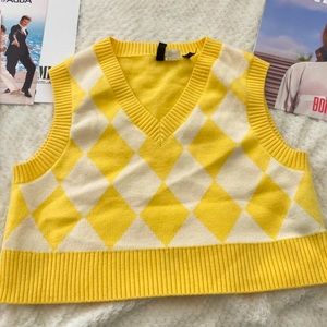 Crop Yellow and white sweater vest, stretchy